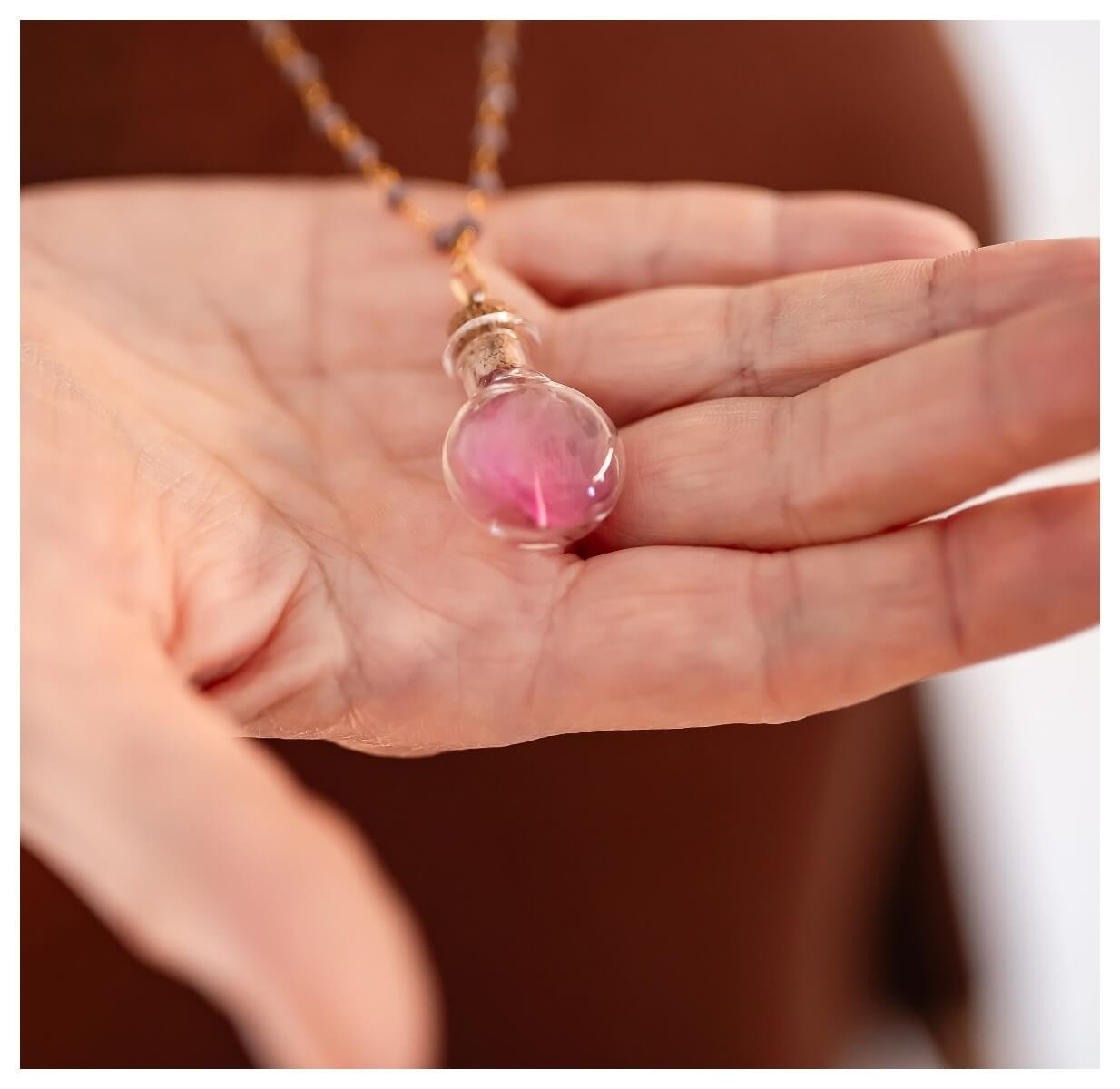 ciondolo-rosa-in-mano-energia-femminile-simona-motta-simonamotta Ciondolo rosa tra le mani simbolo di energia e trasformazione