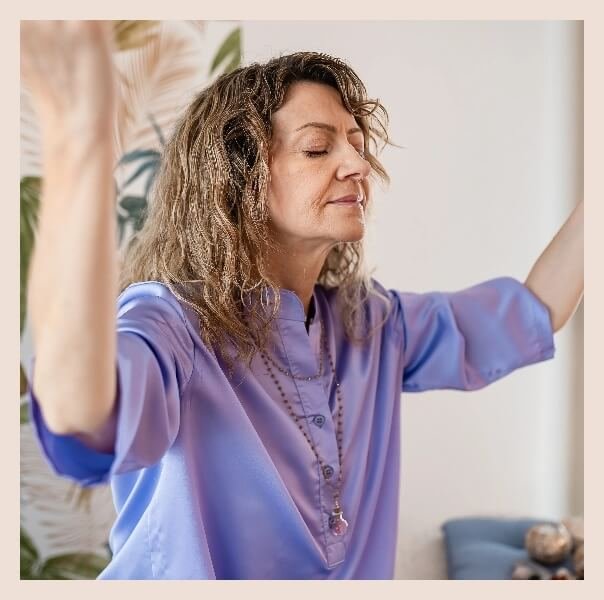 donna-connessione-energetica-braccia-alzate-spiritualita-simonamotta Donna con occhi chiusi solleva le braccia in meditazione