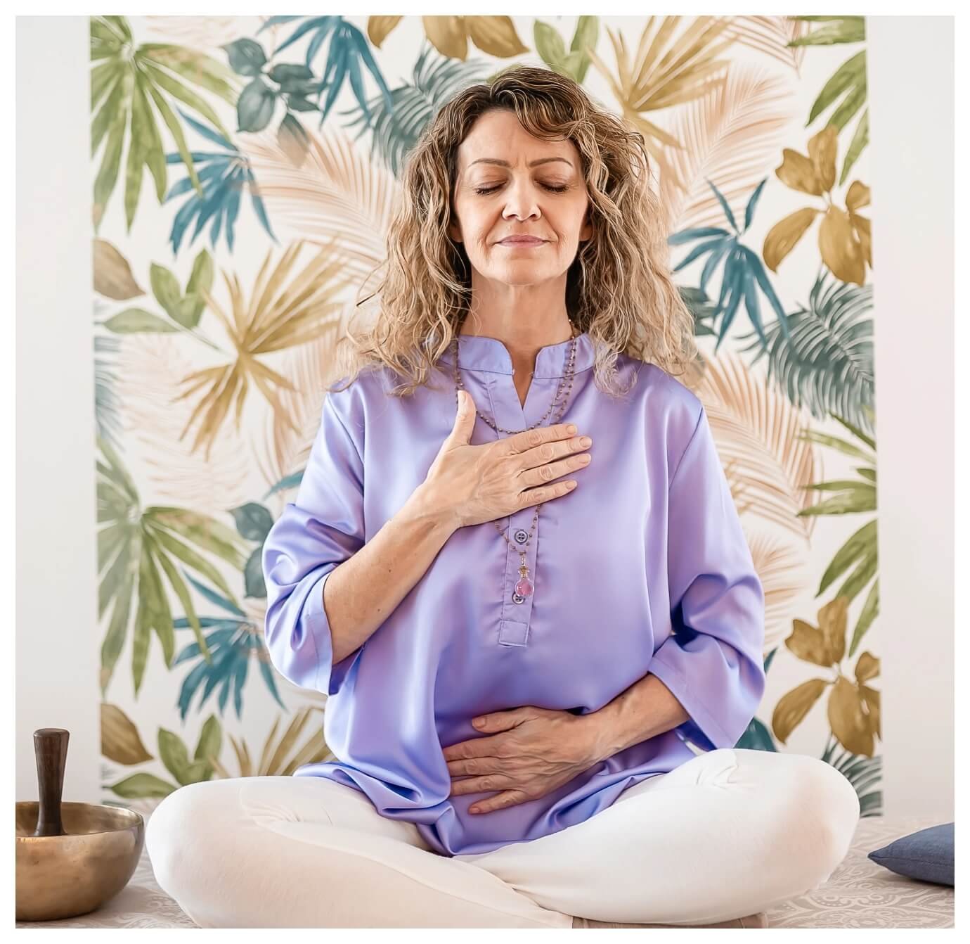 donna-meditazione-cuore-addome-consapevolezza-respiro-simonamotta Donna medita con mano sul cuore e addome