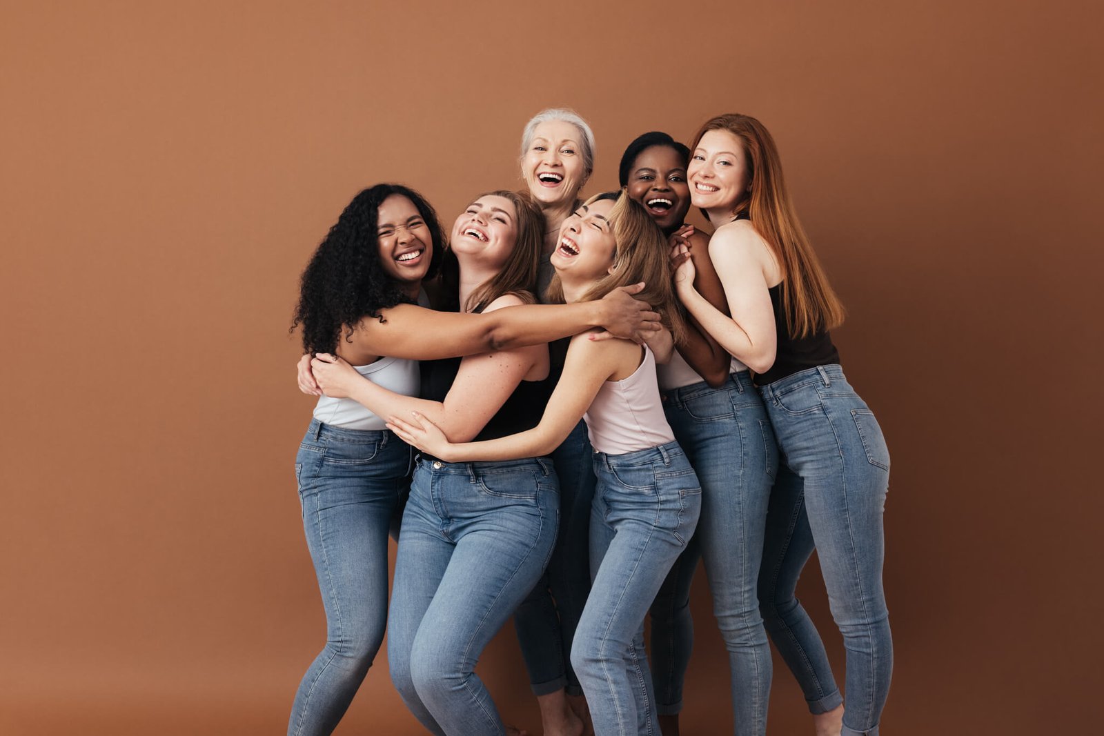 gruppo-donne-che-si-abbracciano-energia-femminile-simonamotta Donne di diverse età e etnie che si abbracciano con gioia, simbolo di unione femminile