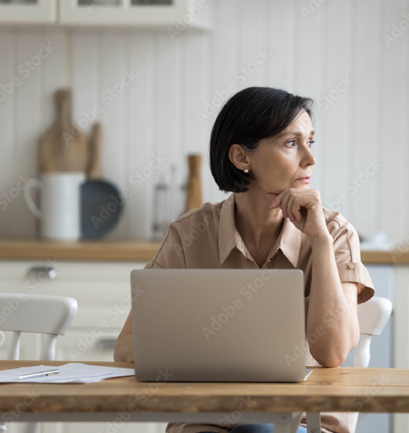 donna-davanti-ad-un-portaitle-che-guarda-fuori-dalla-finestra donna-davanti-ad-un-portaitle-che-guarda-fuori-dalla-finestra
